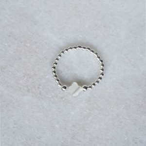Bague Aude ” BOHEMIAN MOOD” – Bague fine perles argent nacre trèfle ou étoile élastique