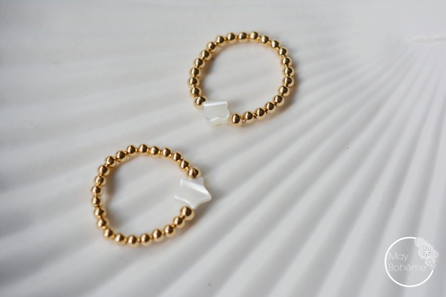Bague Aude ” BOHEMIAN MOOD” – Bague fine perles plaqué or nacre trèfle ou étoile élastique – Image 2