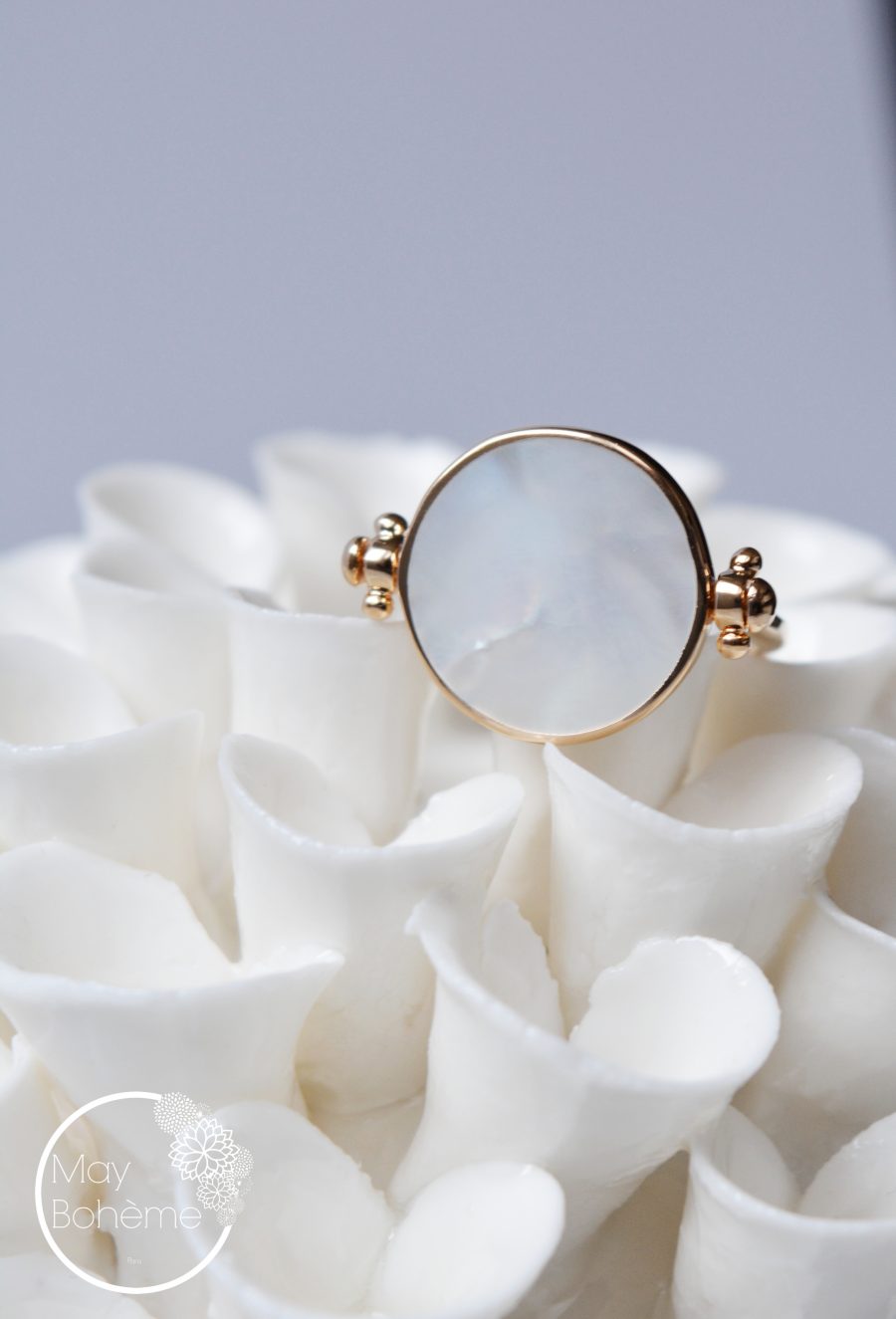 BAGUE AUDE – Bague réversible plaqué or médaille ronde en nacre – Image 4