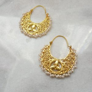 Boucles d’oreilles Celeste  – Créoles filigranées tissées perles d’eau douce