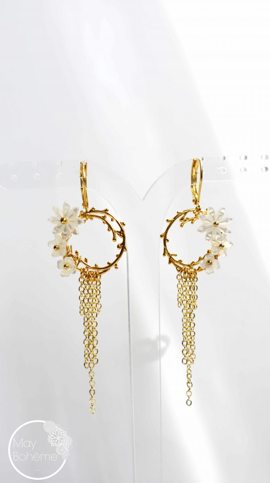Boucles d’oreilles Margot Blossom  – Créoles dormeuses fleur nacre pendants chainettes – Image 3