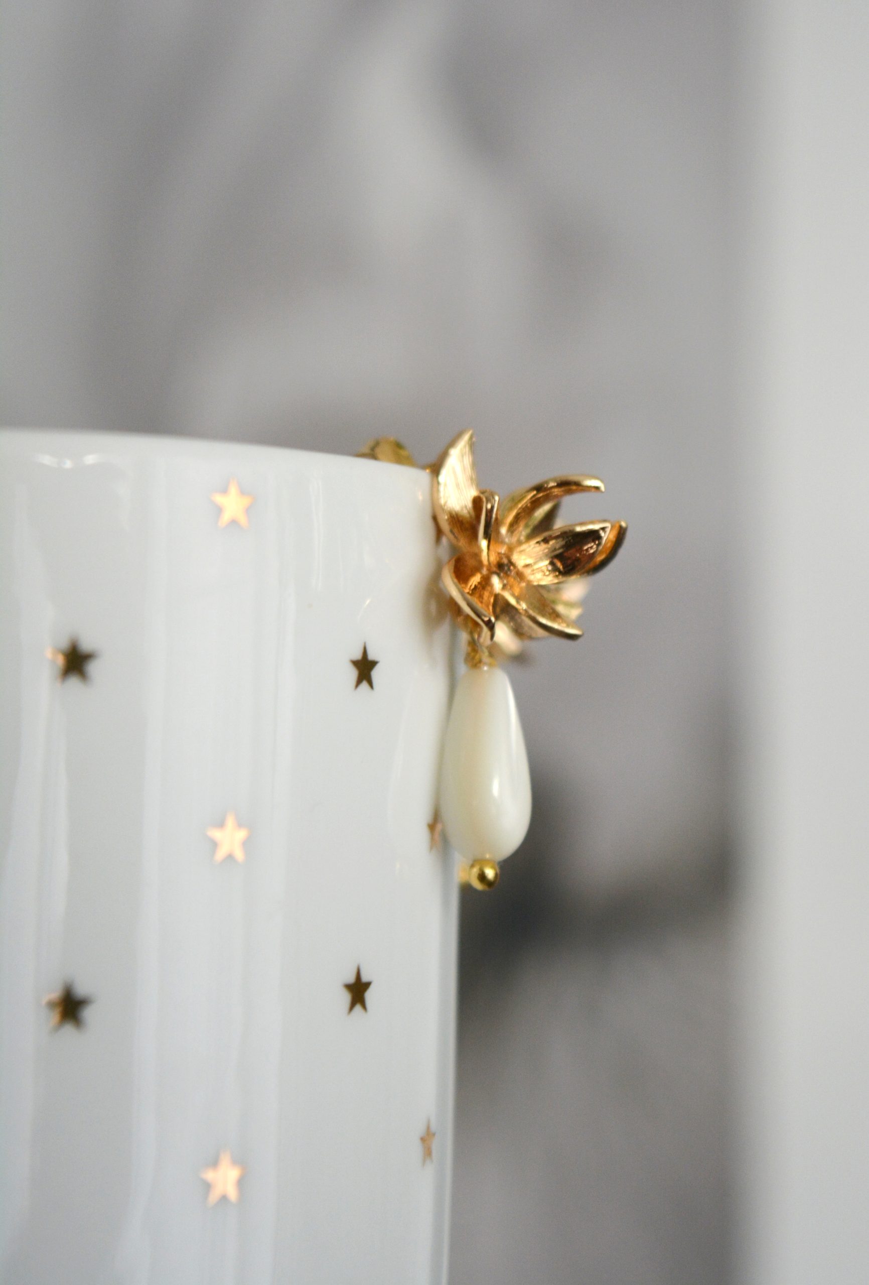 Boucles d’oreilles NÉO – Dormeuses fleurs gouttes en nacre – Image 5