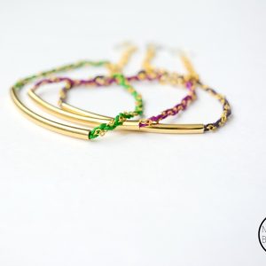 BRACELET SORA GIPSY “BOHEMIENNE CHIC” – Tube fin plaqué or, tresse tissée chaîne et fil coloré