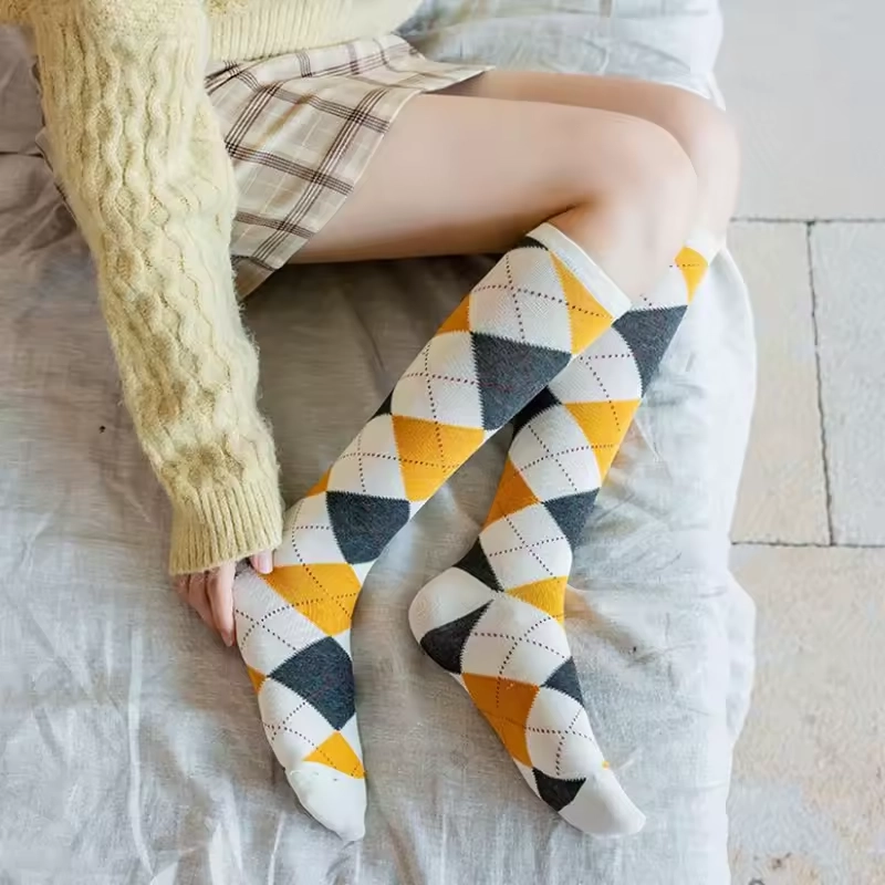 Chaussettes Hautes Argyle Jaunes & Grises – Image 4