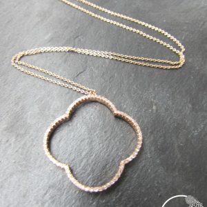 Collier ATIKA – Trèfle oriental serti de zirconium, chaîne fine, plaqué or rose