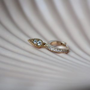 Boucle d’oreille ASSIA – Mini créole plaqué or pendentif indi zirconium