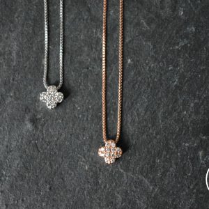 COLLIER KANZ – Trèfle serti de cristaux doré à l’or fin